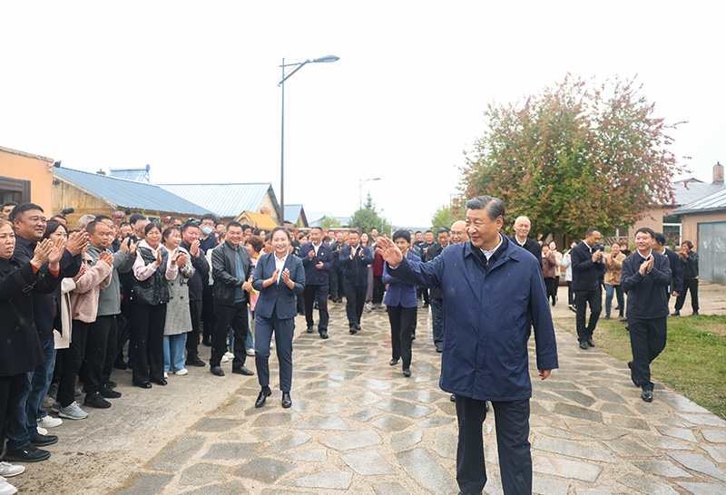 9月6日至8日，中共中央總書記、國家主席、中央軍委主席習(xí)近平在黑龍江考察。這是6日下午，習(xí)近平在大興安嶺地區(qū)漠河市北極村考察時(shí)，向當(dāng)?shù)厝罕姄]手致意。