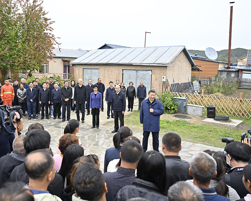 9月6日至8日，中共中央總書記、國家主席、中央軍委主席習(xí)近平在黑龍江考察。這是6日下午，習(xí)近平在大興安嶺地區(qū)漠河市北極村考察時(shí)，同當(dāng)?shù)厝罕娪H切交流。