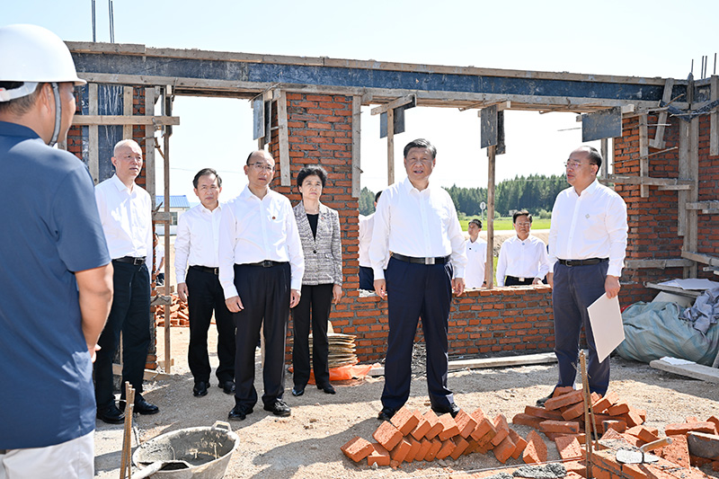 9月6日至8日，中共中央總書記、國家主席、中央軍委主席習(xí)近平在黑龍江考察。這是7日上午，習(xí)近平在遭受洪澇災(zāi)害的哈爾濱尚志市老街基鄉(xiāng)龍王廟村，察看水毀房屋重建情況。